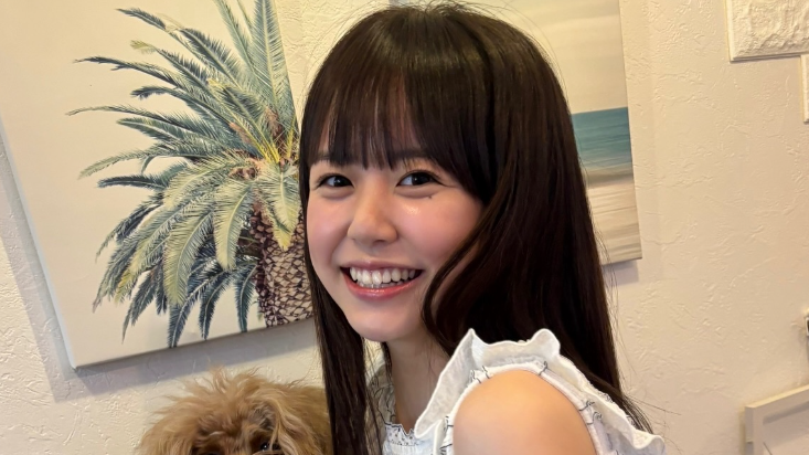 阪田マリン、“ロングヘア×白ワンピ”で魅了！青森入り前の爽やかショットにファン歓喜「唐揚げ似のテディちゃんも可愛すぎ」