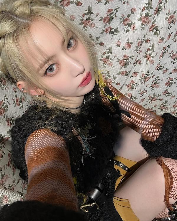 宮脇咲良が黒と黄色を基調とした2種類のコーデを披露！「美貌がレベルアップしてる」