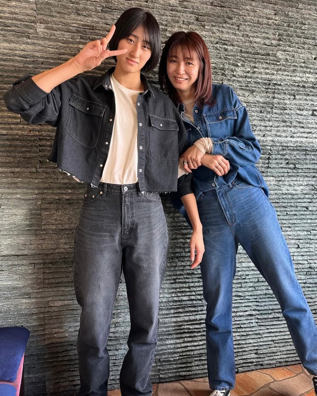 秋本愛＆娘・美空、おそろデニム2ショット公開！「素敵なコーデ」「仲良し親子」「お二人とも足長っ！」