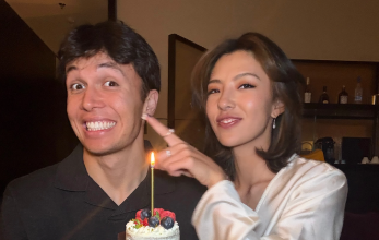 「理想の誕生日とはこのこと」アレックス・アルボン、笑顔でケーキを手にファン祝福の嵐！