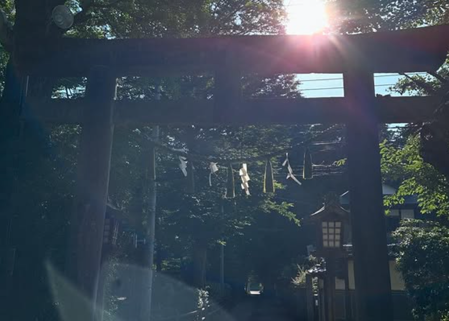 静寂な朝…歌手小柳ゆきが神社で祈る終戦の日