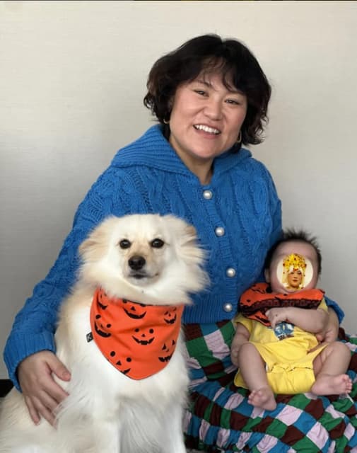 「ハロウィン気分味わいたかっただけなのに・・・」バービーハロウィンショットが昭和感あふれる一枚に…家族写真を公開