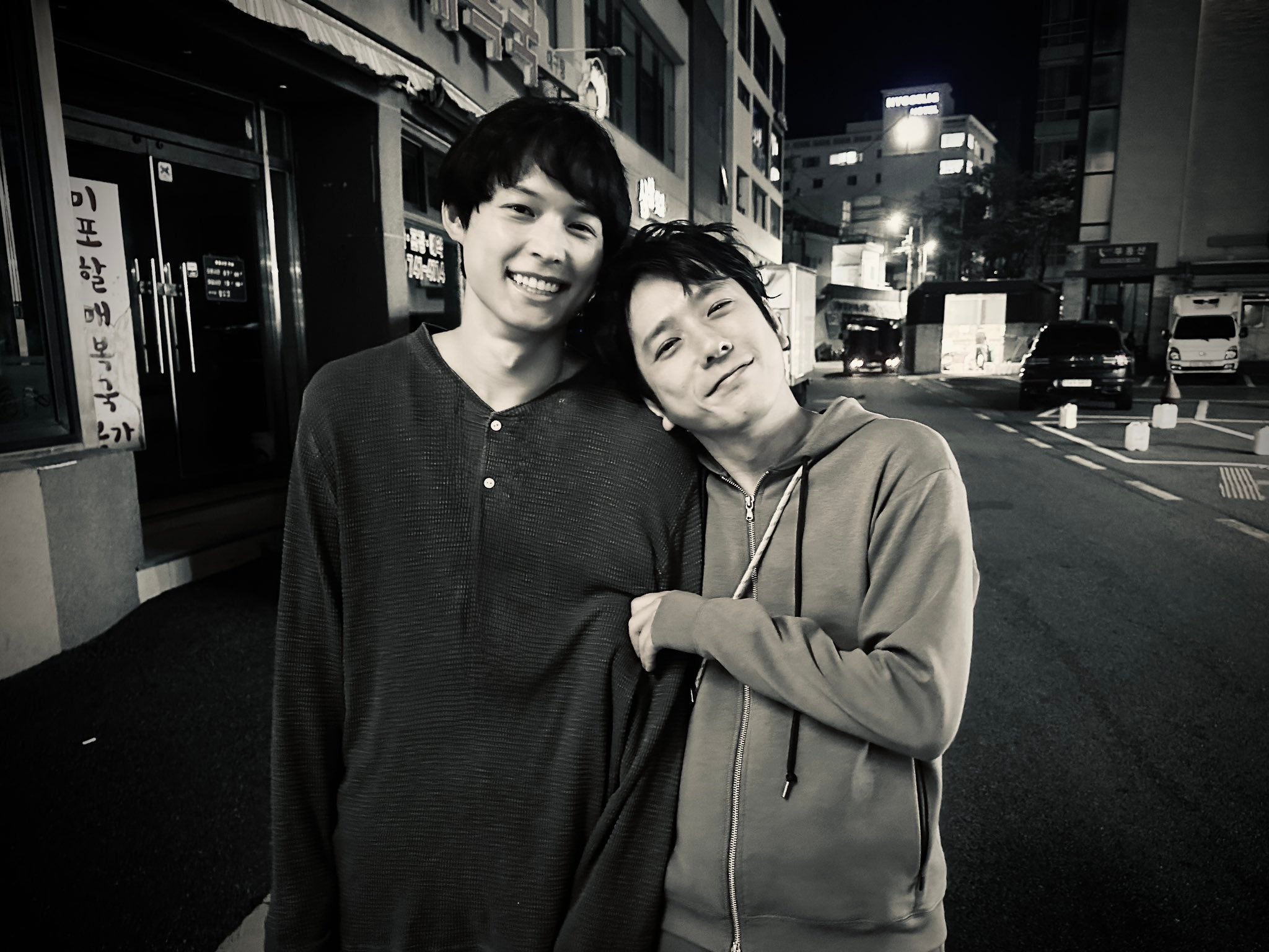 「カップルにしか見えない...！」二宮和也＆松村北斗の“寄り添い2ショット”にファン悶絶！