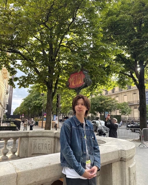 神宮寺勇太が「パリ楽しかったなぁ」と余韻ショット公開、レトロなメトロ前で見せた自然体の笑顔が話題に