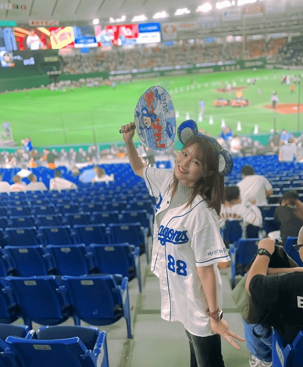 グラドル・吉田恵美、中日ドラゴンズの”激カワ”ユニフォーム姿で試合観戦！