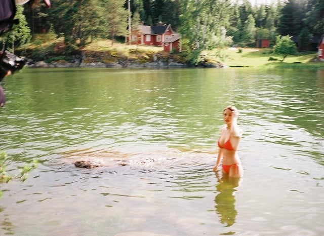 たくさん泳いだ」長濱ねる、フィンランドの海での水着ショットを公開