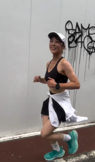 「走りながらの笑顔がエグいです」美女パーソナルトレーナー、