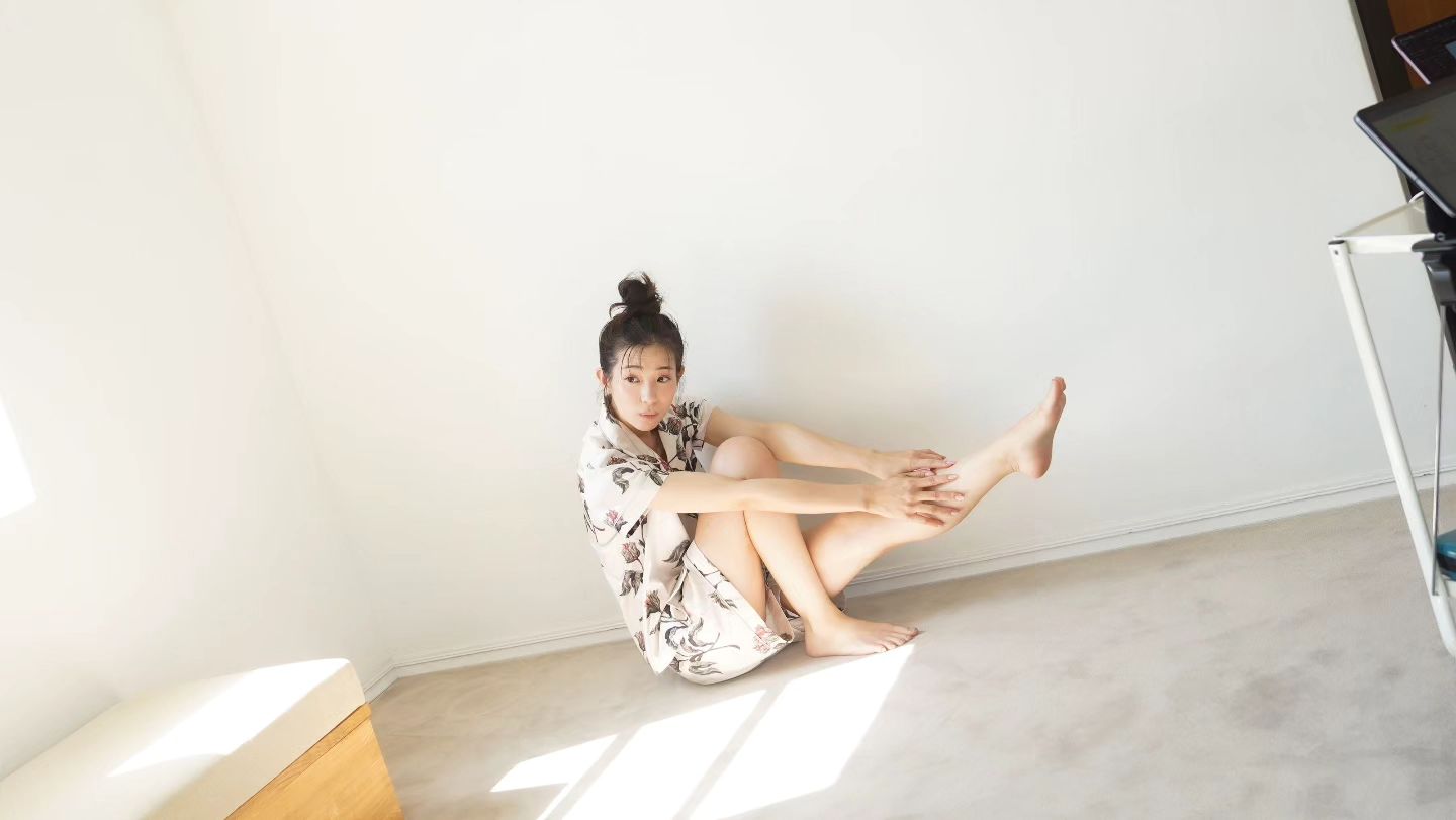 「何枚かに一枚はタイミングブスです」足立梨花が最新ショット公開👀