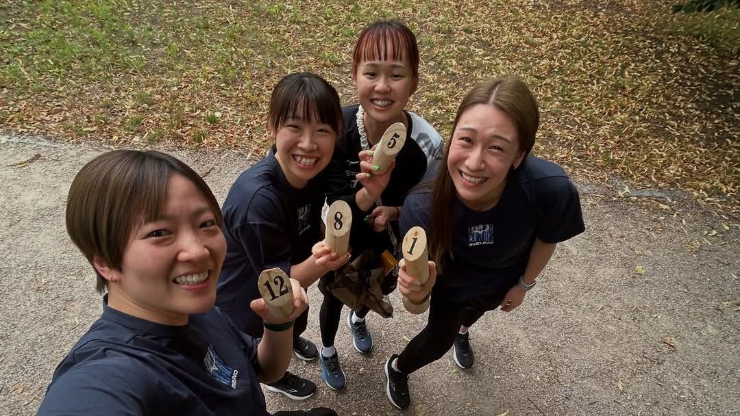 まるで青春ドラマ…美女アスリートたちの“手つなぎオフショット”が話題に