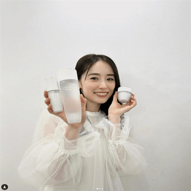 泉里香がスキンケア新作をPR！透き通った美肌の彼女はまさに”ベストキャスティング”