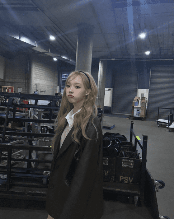 aespa・ウィンターがロンドンガールのようなスタイリングのオフショットを公開「可愛すぎるよ、、、」