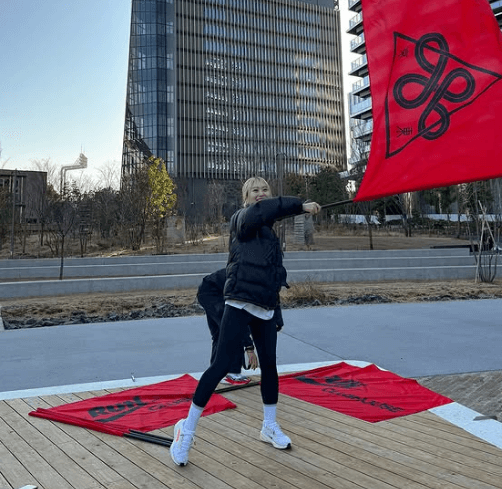 「エクセレント！」金髪の美女ランナー・碧（AOI）、“旗振りショット・ランムービー“にファン大白熱！