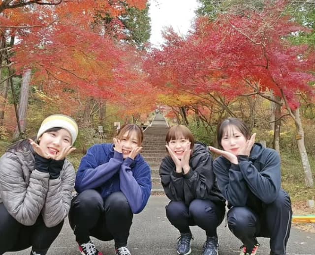 「美しすぎるアスリート集団」美人陸上選手たちの紅葉ショットに注目集まる！