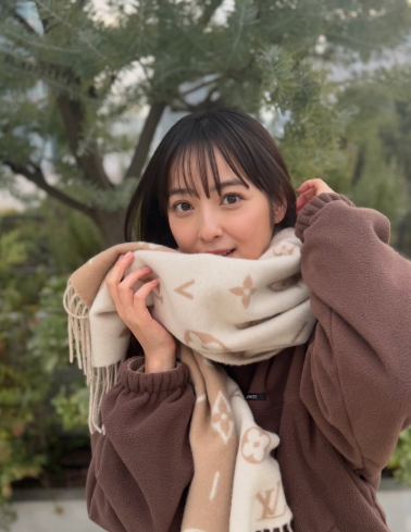 「メロメロすぎる」佐々木希、ルイ・ヴィトンのマフラー姿に称賛続出　冬ファッションの正解がここに