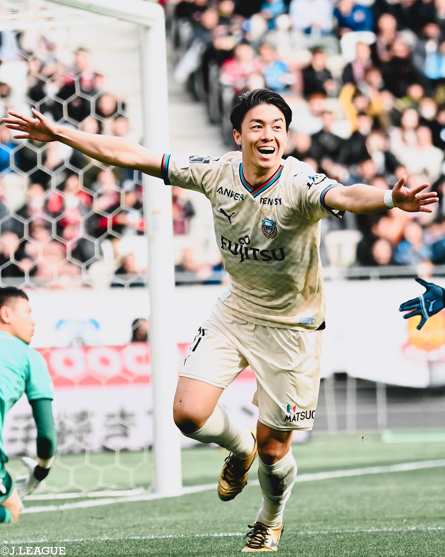 ファンウェルメスケルケン際が値千金の決勝ゴール🔥🐬