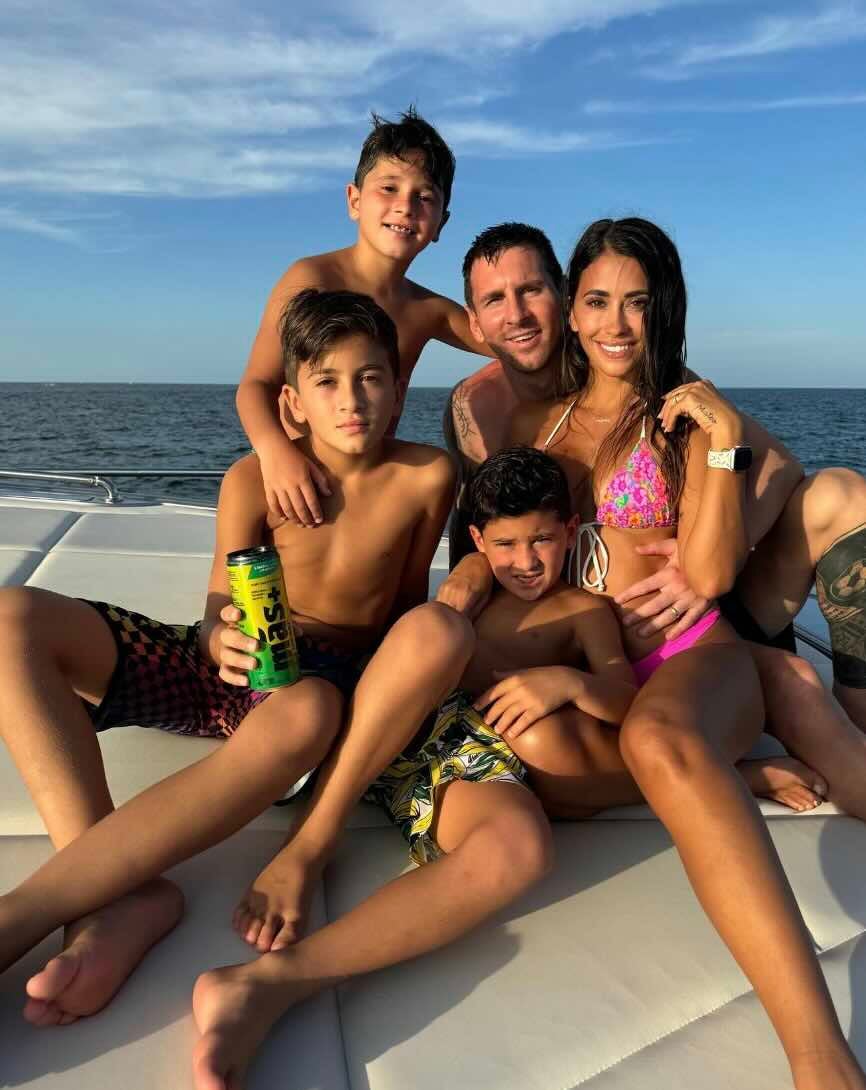 「すべてを手に入れてるじゃん」リオネル・メッシの妻が幸せ感満載のファミリーショットが話題に