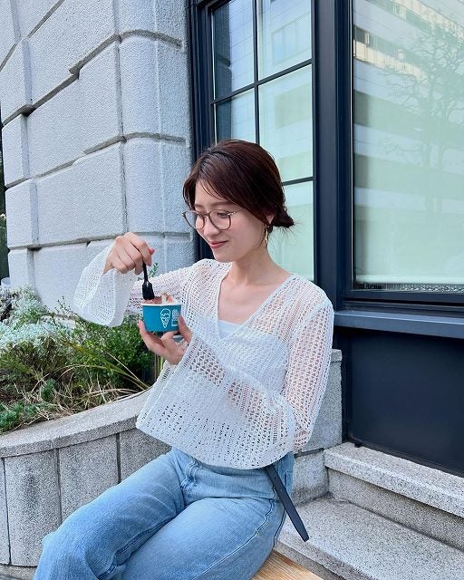 郡司恭子アナ、スタイリッシュにアイスを食べる！