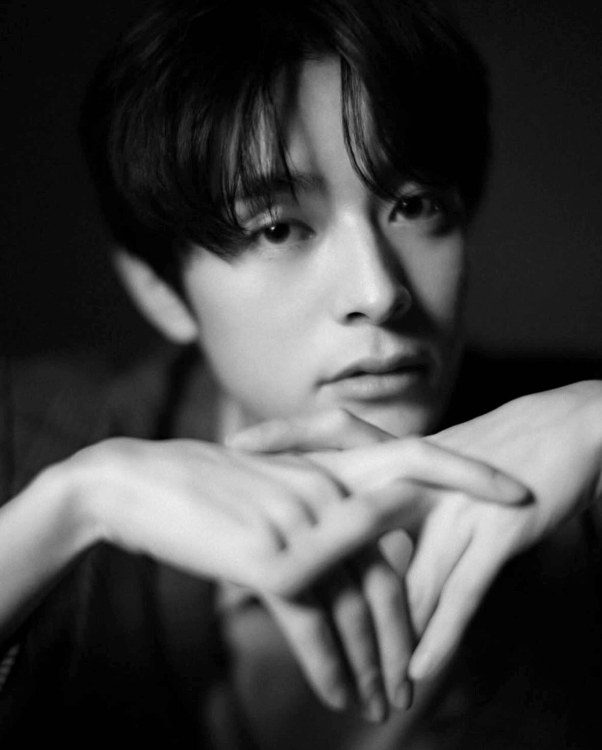 塩野瑛久のモノクロショットにファン悶絶！