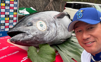 三浦大輔監督、豪華クロマグロの差し入れに感謝！ファンも驚愕