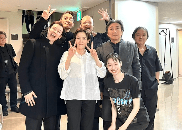 ウエンツ瑛士 舞台共演メンバーとのオフショットを公開！