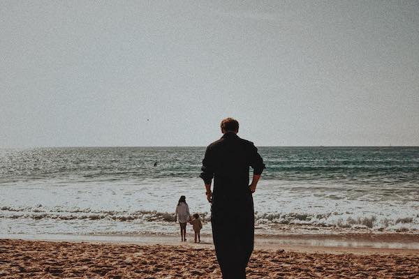 竹内涼真の言葉にファン涙💧海岸を背景にクールな後ろ姿を公開