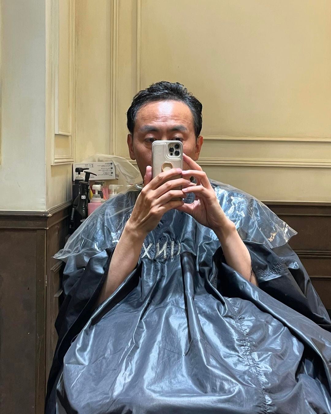 「まるで松重豊！？」人気芸人がばっさりイメチェンでイケおじに大変身「男前」「かっこいいですね」