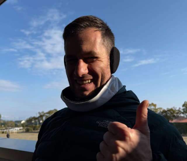 元JRA騎手の藤井勘一郎、ミルコ・デムーロを激写し「調子のよいミルコ！」と大喜び！