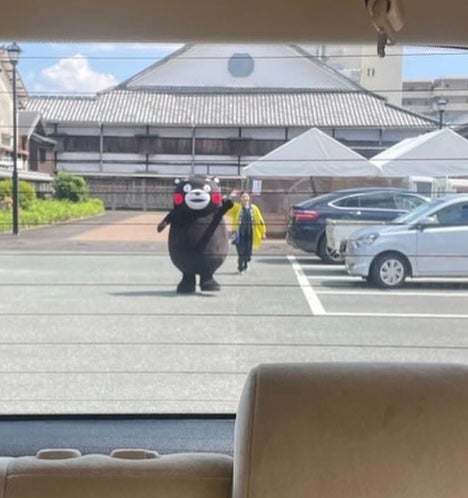 「追いかけてくれてる、、」市川團十郎も大人気マスコットキャラの虜に