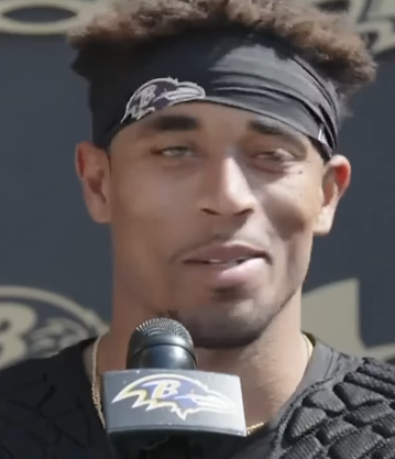 “まだまだ健在”にファン爆笑！NFLスターCBの“お遊び対決”が話題沸騰！