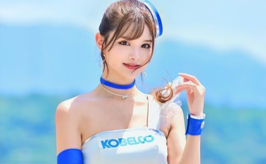 「コスチューム姿とっても美しい」元幼稚園教諭の美女レースクイーン、オフショルの
