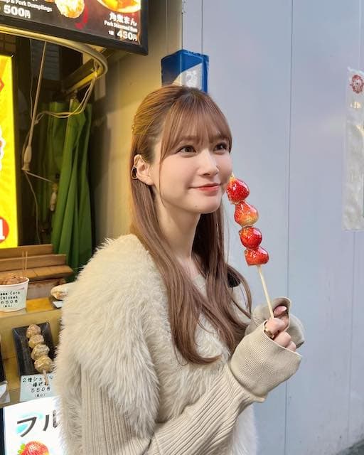 ロケの合間に糖分補給❗️「めるる」こと生見愛瑠がいちご飴片手に1枚📸