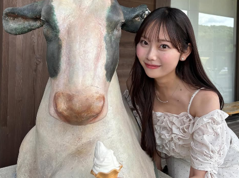 「肩出しドレスむっちゃ可愛い！」美女アナウンサー、癒しの”お牛さん・ショット”を披露！ファンヒーリング状態