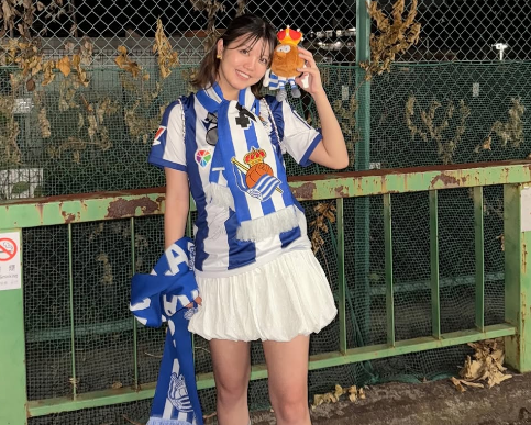 「ユニフォーム姿カワイイ！」サッカー美女子、白ミニの美脚輝く”ユニショット＆ムービー”を披露！ファン歓喜