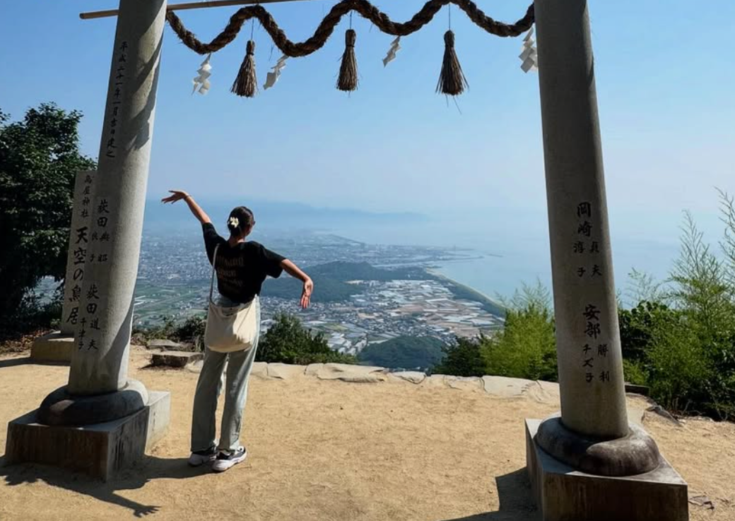 「天空の鳥居」で絶景体感！ビーチバレー選手・野口彩陽、高屋神社で自然発見
