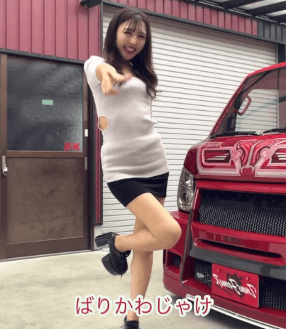 「ばりかわじゃけ！」軽トラ美女子、カスタムされた真紅の軽トラ・魅力解説ムービーにファン歓喜！「ばり可愛じゃー」
