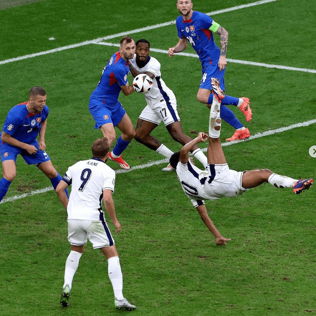 イングランド代表ベリンガム　劇的オーバーヘッド弾の写真をアップ