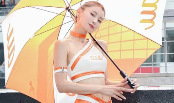 「可愛くて大好きです」美女レースクイーン、イエローとオレンジMIXの