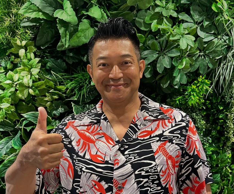 インパクト絶大！山口智充、魚シャツで魅せたユーモア全開の一枚