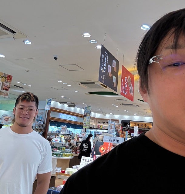 「かわいいのはおまえやっ！！」新日本プロレス・タイチが背後で"監視"するレスラー仲間の姿を公開