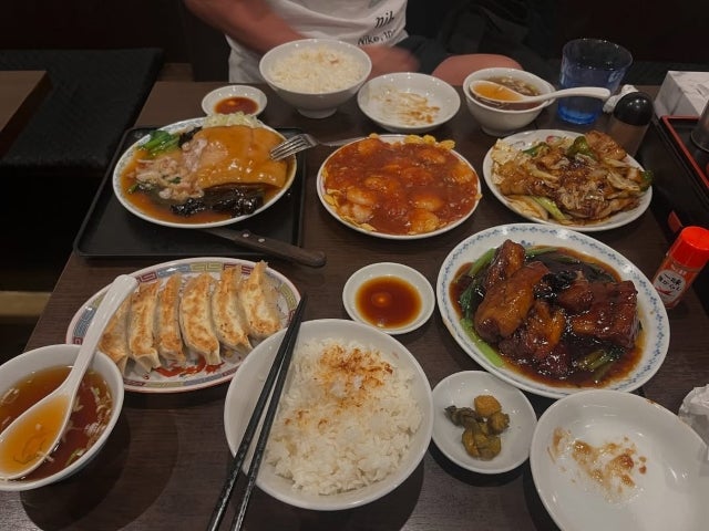 豊ノ島、立川の名店「四つ角飯店」で豪快食レポ。名物角煮に「めっちゃうめぇ！」