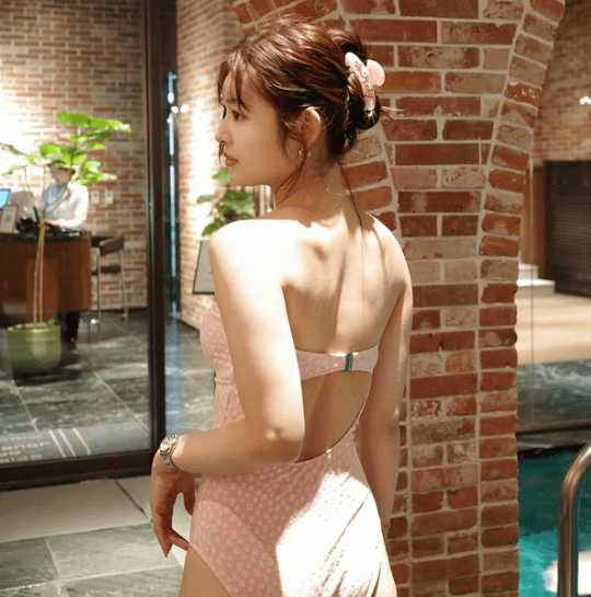 「女神降臨」人気モデル、キューティーピンクの水着姿で”プール満喫・ショット”を披露！ファン魂荒ぶる「うおおおーー！！大優勝」