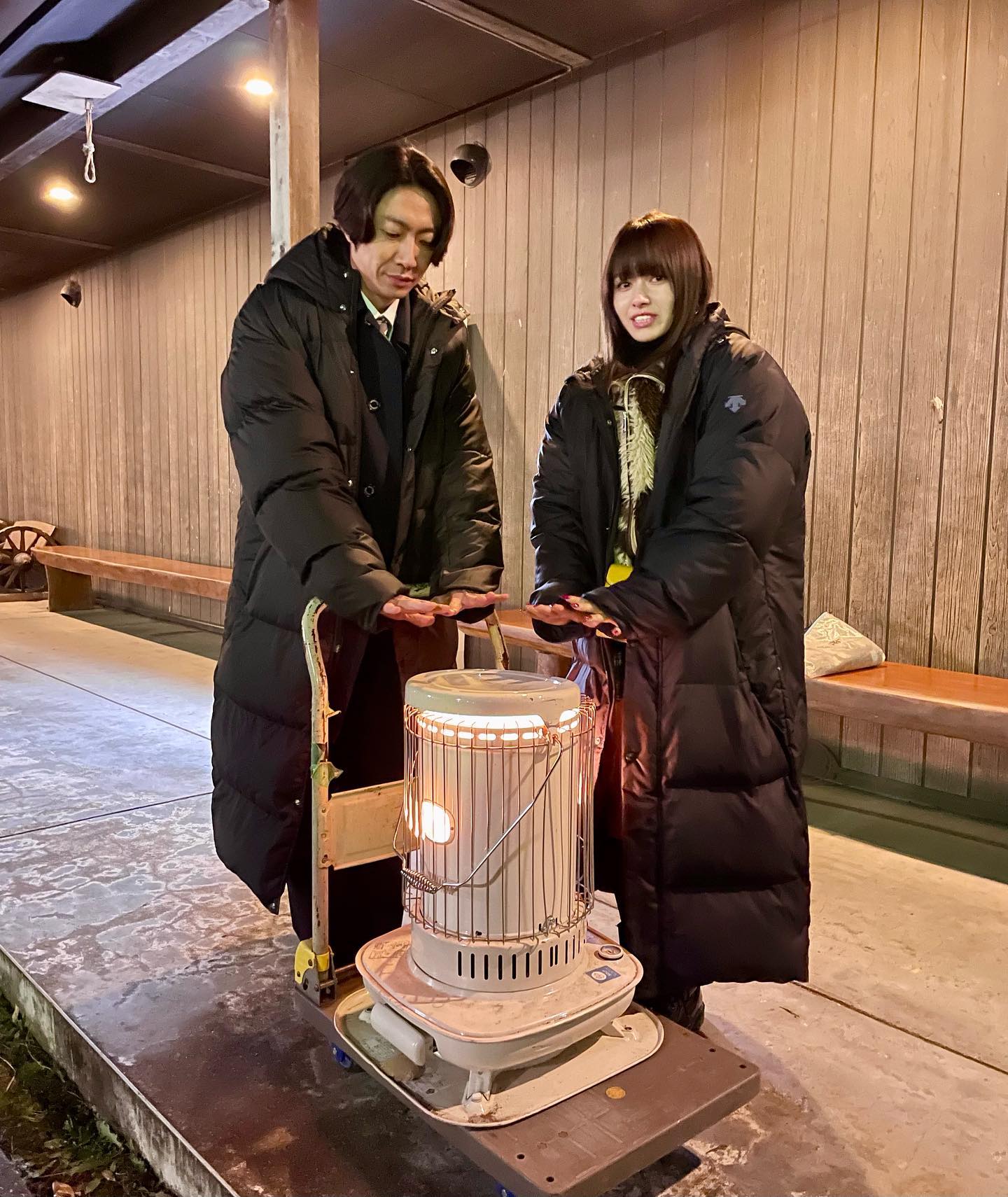 嵐・相葉雅紀と山本舞香のオフショットが話題✨「暖まる2人が可愛い💕」