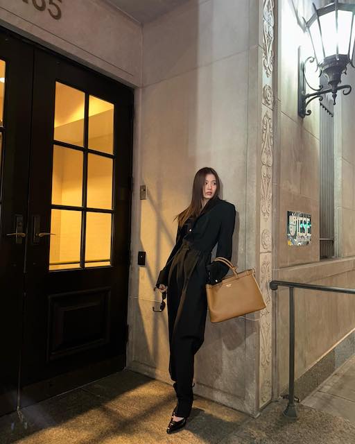 TWICE・サナが抜群のスタイルを披露 お気に入りのバッグも紹介