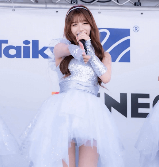 「最高の笑顔の持ち主なんだね」人気レースクイーン、アイドルモードの”ステージショット”に反響続々「かわいい～最高～」