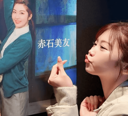 「かわいい〜」人気モデル、秋田の美人劇団俳優にうっとり！夢中すぎるキス顔にファン歓喜「笑顔素敵です」