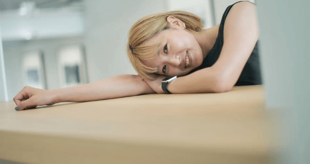 あの金髪美女テニスタグラマー、カウンターに顔をあずけた”あざと・ショット”を披露「ファン恋落ち状態」