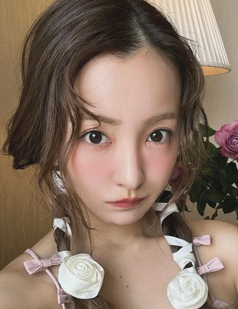 「世界一かわいい」「可愛すぎです」板野友美のピンクドレス姿にファンメロメロ