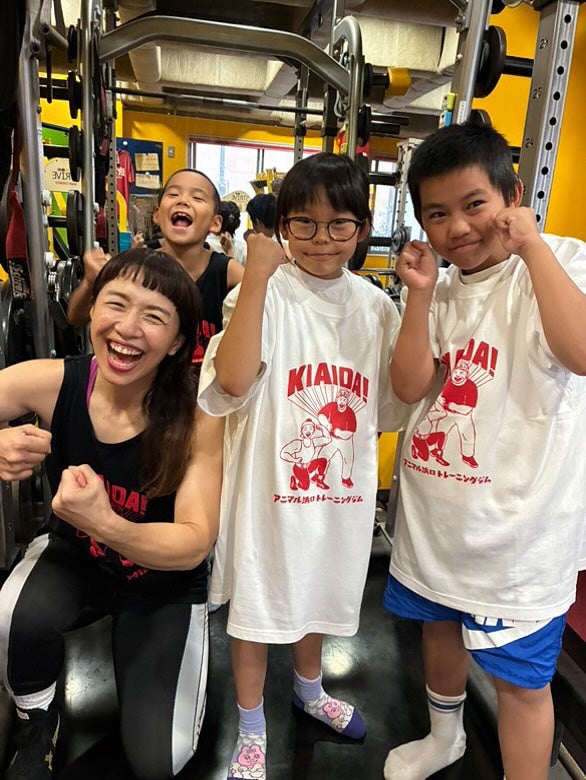 「可愛い京子ちゃんモテモテですね〜」浜口京子、ジムに多くの人が訪れ感謝の気合いポーズ！