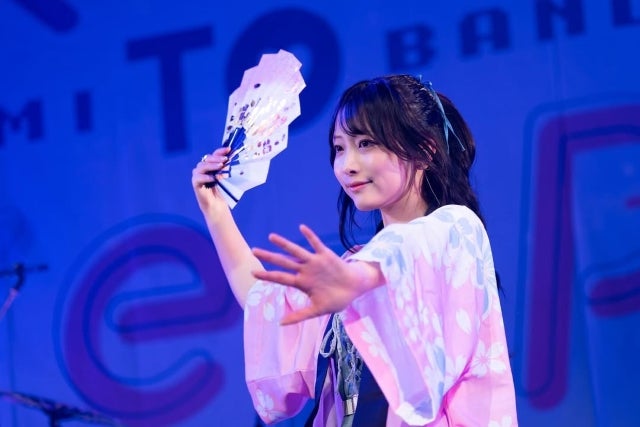 きみとバンドの清原梨央「餅撒くガールズバンド」で魅せる熱狂。ツアー終盤、うちわと覚悟を握りしめて