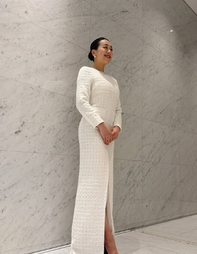 「エレガント」「美しすぎる…」浅田真央、白のロングドレスでサプライズ登場